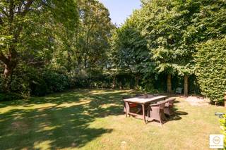 <p><span>In het hart van Park Den Brandt, naast de voormalige tennisclub "Den Brandt", vlakbij de invalswegen en het centrum van Antwerpen, treffen we deze sublieme & instapklare Art Déco villa met ca 500m² bew. opp. In 2012 werd de woning met veel zorg stijlvol gerenoveerd met behoud van de mooie elementen met de charme van weleer. De stijlvolle inkomhal met mooie trappenpartij verleent u enerzijds toegang naar een eerste leefgedeelte aan de voorzijde en anderzijds naar de eetkamer met zicht op de tuin en doorgang naar een extra woonruimte met gashaard + acces naar de zonnige tuin. De hele woning is doordrongen van daglicht. De ingerichte eet-en leefkeuken met bijkeuken (+wasplaats) geeft eveneens uit op de tuin en terras. Op de eerste verdieping zijn vier volwaardige & stijvlolle slaapkamers en 2 badkamers met elkaar verbonden via een centrale hal. Een vaste trap brengt ons naar een extra polyvalente ruimte met 5de slaapkamer en nog een extra doucheruimte. De kelderverdieping wordt thans als showroom gebruikt en kan voor verschillende doeleinden gebruikt worden. Carport achteraan. Zeer stijlvolle en volledig gerenoveerde villa met hedendaagse inrichting en comfortniveau. De totaalrenovatie omvat alle vloeren (parket), badkamers, keuken, ramen, elektriciteitsinstallatie en loodgieterij + nazicht en isolatie van de daken + gevels. Prima gelegen in de residentiële parkomgeving naast de voormalige tennisclub "Den Brandt". Zij stoppen nl. hun activiteiten na dit seizoen en verhuizen naar de Wilrijkse pleinen.</span></p><p><span> </span></p><p><span>Snel beschikbaar!</span></p>