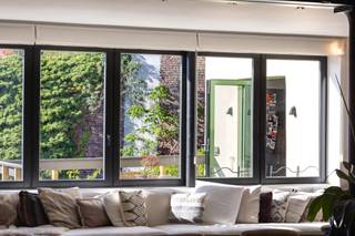 <p>In Elsene, in het gegeerde Flagey-kwartier en in het iconische voormalige garage Francorchamps (Eerste Ferrari-importeur), ontdekt u dit unieke loftappartement van ±330 m², in perfecte staat.</p>
<p>Volledig gelegen aan de achterzijde van het gebouw geniet dit uitzonderlijke pand van absolute rust en volledige privacy, terwijl het zich in een zeer centrale en gegeerde omgeving bevindt.</p>
<p>De indrukwekkende leefruimte van ±80 m² met karaktervolle visgraatparket biedt een uitzonderlijk gevoel van ruimte en licht, en sluit naadloos aan op een moderne keuken met toegang tot een aangenaam terras van ±20 m².</p>
<p>Het appartement beschikt over 4 ruime slaapkamers, waaronder een suite met badkamer, en meerdere polyvalente ruimtes zoals een bureau en op maat gemaakte dressings.</p>
<p>In de kelder bevindt zich een extra slaapkamer met badkamer en toegang tot een privatieve binnenkoer van ±30 m².</p>
<p>Een binnenstaanplaats vervolledigt dit zeldzame pand. (+ 50.000 €)</p>
<p>Twee individuele Vaillant-ketels 2024. EPC C+.<br />Een uitzonderlijke loft die ruimte, karakter en rust combineert in één van de meest gegeerde wijken van Brussel.</p>
<p>Appartement Lot 11 (C1): (Quotiteiten 1545/10.000)</p>
<p><span>Achterste gedeelte:</span></p>
<ul>
<li>Inkomhal met ingebouwde kasten</li>
<li>Wasruimte met berging</li>
<li>Slaapkamer 1 van ±25 m² met aangrenzende douchekamer met dubbele lavabo en aparte WC</li>
</ul>
<p><span>Voorste gedeelte:</span></p>
<ul>
<li>Daghal met ingebouwde kasten</li>
<li>Bureauruimte van ±15 m²</li>
<li>Slaapkamer 2 van ±14 m² met maatkasten</li>
<li>Slaapkamer 3 van ±14 m² met maatkasten en aangrenzende dressing van ±7 m²</li>
<li>Badkamer met douchebad en dubbele lavabo</li>
<li>Grote leefruimte van ±80 m² met karaktervolle visgraatparket</li>
<li>Keuken van ±15 m² met toegang tot het terras van ±20 m²</li>
</ul>
<p><span>Benedenverdieping</span>:</p>
<ul>
<li>Slaapkamer 4 van ±20 m² met aangrenzende dressing</li>
<li>Aangrenzende badkamer met bad, douche en dubbele lavabo</li>
<li>Toegang tot de binnenkoer van ±30 m²</li>
</ul>
<p><span>Binnenparking</span>: lot 25.P01</p>