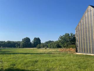 <br /><br /><p>Au centre de Tielt-Winge, à proximité de nombreuses commodités telles que des écoles, les transports en commun, des installations sportives, des commerces, des médecins, etc., vous trouverez ce terrain à bâtir plat (lot 4) idéalement situé, sans restriction de construction.<br />L'espace ouvert derrière ce terrain à bâtir est une zone agricole et naturelle, ce qui garantit un calme absolu et une vue magnifique et durable.<br />La parcelle mesure 11 m de large et 50 m de profondeur ; elle permet la construction d'une maison en demi-ouvert sur deux niveaux avec un toit en pente (aucune obligation de construire !!) avec une façade de 8 m de large et une profondeur de 15 m au rez-de-chaussée et de 12 m à l'étage.<br />En achetant ce terrain à bâtir, vous pouvez commencer la construction pratiquement tout de suite ou encore attendre (quelques) années, puisqu’il n’y a aucune obligation de construire.</p><p>Cela vous intéresse ? Ou souhaitez-vous simplement obtenir plus d'informations ? Contactez notre agente immobilière Sally : sally@connect-immo.be </p>