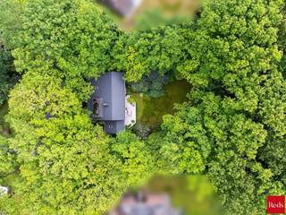TE KOOP MET PRE-VIEW: enkel op afspraak.<br /><br />Wonen in alle rust, omringd door groen en architecturale klasse.<br /><br />In het hart van Halle, op de rand met Sint-Antonius, ligt deze unieke woning ontworpen door Renaat Braem. De woning bevindt zich in een groene omgeving en combineert natuur, licht en architectuur op een harmonieuze manier. Ze straalt het hele jaar door een uitgesproken vakantiegevoel uit.<br /><br />INDELING:<br /><br />Bij het binnenkomen betreedt u een inkomhal met gastentoilet, die toegang geeft tot de ruime leefruimte en de keuken. Beide ruimtes vloeien naadloos in elkaar over en vormen samen een warme, open leefkern. De grote raampartijen zorgen voor een connectie met de tuin en brengen de natuur letterlijk naar binnen. In de leefruimte zorgt een haard voor extra gezelligheid, terwijl de keuken praktisch is ingericht en perfect aansluit op het dagelijkse comfort.<br /><br />Aansluitend aan de keuken bevindt zich een polyvalente ruimte met zicht op de tuin. Deze ruimte wordt extra gekenmerkt door een open vide, wat zorgt voor een ruimtelijk gevoel en een mooie lichtinval.<br /><br />Op de bovenverdieping bevinden zich drie slaapkamers, een badkamer met bad en douche en een apart toilet. Ook hier geniet men vanuit de kamers van het zicht op de tuin, met bovendien toegang tot een balkon waar de rust en het groen centraal staan.<br /><br />De woning is volledig onderkelderd en biedt uitzonderlijk veel bergruimte. Daarnaast is er plaats voorzien voor het parkeren van twee wagens.<br /><br />Een unieke woning waar architectuur, natuur en wooncomfort perfect samenkomen in een oase van rust in Sint-Antonius.<br /><br />BIJZONDERHEDEN:<br />- Gunstige locatie<br />- Architecturale woning<br />- Natuurlijke materialen<br />- Veel lichtinval <br />- Midden in het groen<br />- Veel privacy<br /><br />Dit eigendom is onderhevig aan de renovatieverplichting die door de Vlaamse Regering wordt opgelegd. Meer info op https://www.vlaanderen.be/veka.<br /><br />Voor meer info of een bezoek ter plaatse kan u vrijblijvend contact opnemen met Lieselotte op 03.227.58.58 of lieselotte@reds.be.