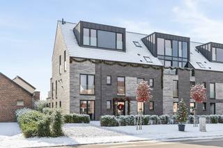 Dit recent luxe duplex- appartement heeft een topligging met een weids zicht gelegen te Alken.Op de benedenverdieping hebben we een open leefruimte...