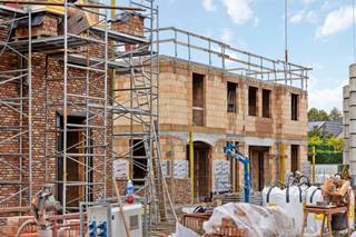 <p><span>Nieuwbouwwoning met drie slaapkamers en inpandige garage op uiterst centraal doch rustig gelegen perceel te Zonhoven.</span></p><p><span> </span></p><p><span>Ontworpen voor gezinnen en levensgenieters die nét dat tikkeltje meer verwachten. Elke woning heeft haar eigen karakter en indeling, steeds uitgerust met de beste materialen en nieuwste technieken.</span></p><p><span> </span></p><p><span>Belangrijkste troeven:</span></p><p><span>- Centrale en zeer rustige ligging</span></p><p><span>- Kwalitatief afgewerkt</span></p><p><span>- Bewoonbare oppervlakte van 226,8m²</span></p><p><span>- Mogelijkheid tot 4de slaapkamer</span></p><p><span>- Inpandige garage</span></p><p><span>- E-peil 20 met optie tot E10 of E0</span></p><p><span>- Warmtepomp, Zonnepanelen en Ventilatie D</span></p><p><span>- Eigen keuze tot afwerken van woning</span></p><p><span> </span></p><p><span>Bekijk zeker ook de grondplannen met de afmetingen. Zo krijgt u van thuis uit al een perfect beeld van wat deze woning te bieden heeft!</span></p><p><span> </span></p><p><span>Wenst u meer info of een vrijblijvende afspraak, contacteer dan ons kantoor op het nummer 011 85 15 15 en wij helpen u graag verder.</span></p>