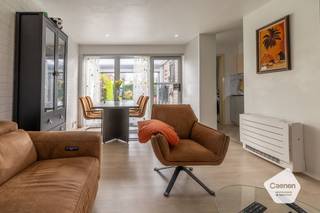 De woning beschikt over 2 slaapkamers en werd <strong>deels gerenoveerd</strong>, waarbij zowel de keuken als het dak werden vernieuwd. Met zeer <strong>gunstige EPC-label B, zonnepanelen en warmtepomp </strong>met lucht-lucht waardoor je ook in de zomer kan genieten van afkoeling.<br />Buiten geniet u van een gezellig, <strong>afgesloten terras met aansluitende tuin</strong>, ideaal om in alle privacy te ontspannen. <strong>De privatieve autostaanplaats (nr. 12) is inbegrepen in de prijs.</strong><br />Indeling: Leefruimte, volledig ingerichte keuken met inductiekookplaat, 2 slaapkamers, badkamer met douche en toilet, technische ruimte/berging, afgesloten, overdekt terras en tuin.<br />Op zoek naar een ideale plek om volledig tot rust te komen? Deze charmante en instapklare vakantiewoning combineert comfort, gezelligheid en een aangename ligging, perfect als tweede verblijf.<br /><br /><u>Troeven:</u><br />- Instapklaar en deels gerenoveerd<br />- Inclusief meubilair<br />- EPC-label B <br />- Privatieve parkeerplaats inbegrepen<br />- Zuidgericht terras (7 m²) en tuin (33 m²)<br />- Bewoonbare opp 51m²<br />- Warmtepomp<br />- Geen domicilie mogelijk<br /><br />Laat u verrassen door de charme en rust van deze unieke vakantiewoning.<br /><br />📞 Interesse? Neem gerust contact op via mail of telefoon voor een vrijblijvend bezoek.