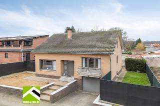 Deze vrijstaande woning is mooi gelegen in een rustige buurt in het landelijke Mechelen-Bovelingen bij Heers.Ramen, deuren en garagepoort werden...