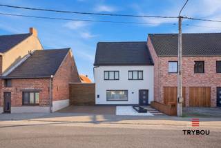 Op zoek naar een halfopen woning met ruimte, comfort én een prachtige tuin? Deze charmante gezinswoning in Hooglede biedt het allemaal, en meer.<br /><br />Bij aankomst wordt u meteen verwelkomd door de verzorgde en uitnodigende uitstraling van de woning. Binnenin geniet u van een praktische en doordachte indeling waarbij de leefruimtes naadloos in elkaar overvloeien. <br /><br />De woning beschikt over maar liefst vier volwaardige slaapkamers. Op de eerste verdieping bevinden zich drie ruime slaapkamers, een badkamer en een apart toilet. Het tweede verdiep herbergt een gezellige master bedroom onder het dak – een perfecte plek om tot rust te komen. Deze indeling maakt de woning uitermate geschikt voor gezinnen die op zoek zijn naar extra ruimte.<br /><br />Ook buiten is het volop genieten. De prachtig aangelegde tuin met veel privacy vormt een oase van rust waar u heerlijk kan ontspannen, spelen met de kinderen of genieten van gezellige momenten met familie en vrienden.<br /><br />Daarnaast is de woning voorzien van hedendaags comfort en energiezuinige oplossingen, wat zorgt voor een aangename woonervaring én lagere energiekosten.<br /><br />Troeven van deze woning:<br /><br />Energiezuinig met EPC-label B<br />Voorzien van conforme zonnepanelen<br />Laadpaal voor elektrische wagen (conform)<br />Elektrische installatie conform<br />Aangelegde tuin met veel privacy<br />Vier volwaardige slaapkamers<br />Dressing<br />Gelegen in een rustige en aangename omgeving<br /><br />Een ideale thuis voor wie comfortabel en zorgeloos wil wonen in een groene, rustige buurt.<br /><br />📞 Interesse? Contacteer Celine of Thijs:<br />📲 051 57 54 61<br />📧 thijs@grouptrybou.be<br /> | friedel@grouptrybou.be