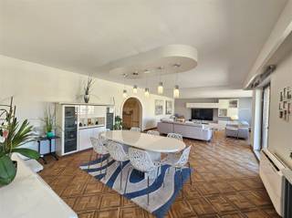 <p><span>Zeer ruim (247m²) appartement met 3 terrassen en 3 autostaanplaatsen.</span></p><p><span> </span></p><p><span>Het zeer ruim appartement (247m²) is gelegen op de 7</span><span><sup>de</sup></span><span> verdieping in het bruisende Antwerpen en op wandelafstand van het Centraal station en het Stadspark.</span></p><p><span>De locatie is uiterst centraal en in de directe omgeving van winkels, restaurants, openbaar vervoer, universiteiten en de autosnelweg.</span></p><p><span> </span></p><p><span>De indeling:</span></p><p><span>Door de beveiligde deur kan de inkomhal betreedt worden. Via deze weg heb je toegang tot alle ruimtes van het appartement. Verder door de leefruimte met zit- en eetruimte op de authentieke visgraat parketvloer. Dankzij de raampartijen veel lichtinval en vooraan een terras.</span></p><p><span> </span></p><p><span>Gesloten keuken beschikt over de volgende toestellen: vaatwasser, kookplaat (gas + elektrisch), koelkast en diepvries, oven, grill plaat en friteuse.</span></p><p><span>Wasplaats/technische ruimte en apart toilet.</span></p><p><span> </span></p><p><span>Slaapkamer 1 met aansluitend de veranda en badkamer. De badkamer beschikt over een jacuzzi, douche, dubbele lavabo, toilet en bidet.</span></p><p><span>Slaapkamer 2 (kinderkamer) met de badkamer aan de overkant in de hal. Deze beschikt over: jacuzzi, douche, enkele lavabo, toilet en bidet.</span></p><p><span>Slaapkamer 3 masterbedroom met een walk-in-dressing en badkamer met jacuzzi, douche, dubbele lavabo, toilet, bidet en extra bergruimte. Een terras achteraan.</span></p><p><span> </span></p><p><span>Drie ondergrondse autostaanplaatsen en kelderberging inbegrepen in de prijs.</span></p><p><span> </span></p><p><span>Pluspunten:</span></p><ul><li><span>Topligging</span></li><li><span>Elektriciteit is conform</span></li><li><span>Asbestveilig</span></li><li><span>Rolluiken en airco in alle ruimtes</span></li><li><span>Alarm en camerasysteem</span></li><li><span>Opgenomen in het maatregelen register: Nee</span></li></ul><p><span> </span></p>