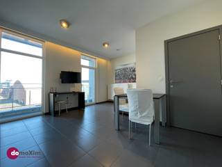 <p><span>Moderne gemeubelde studio, geschikt voor één persoon, in het centrum van Leuven </span></p><p><span> </span></p><p><span>Deze studio is gelegen op de Bondgenotenlaan en is volledig bemeubeld. Door zijn unieke ligging in het centrum van Leuven en vlakbij het openbaar vervoer is dit jouw ideale uitvalbasis. Deze studio is geschikt voor </span><span>één persoon</span><span>. </span></p><p><span> </span></p><p><span>De studio is volledig uitgerust. Je beschikt over een zetel, tweepersoonsbed, tafel en stoelen, bureau en televisietoestel. De kitchenette is volledig ingericht met koelkast, vaatwasser, microgolf en kookplaat. Daarnaast is ook bestek, borden en kookgerei voor jou voorzien. De badkamer beschikt over een douche, toilet en wastafel. Heb je een wasmachine of droogkast? De aansluiting hiervoor is aanwezig. </span></p><p><span> </span></p><p><span>Het gebouw is uitgerust met een lift. In de kelder van het gebouw kan je jouw afval kwijt en is er ruimte om jouw fiets te stallen. </span><span> </span></p><p><span> </span></p><p><span>De maandelijkse kosten bedragen in totaal €95. Dit forfait dekt al jouw kosten voor de gemeenschappelijke delen, verwarming, internet, vuilnisophaling en bij de aanvang van jouw contract krijg je nieuwe matrasbeschermer. </span></p><p><span> </span></p><p><span>Deze studio kan je ook voor een kortere termijn huren. De minimale periode is 6 maanden en de huurprijs wordt in dit geval verhoogd met 8%. De lasten blijven dezelfde. </span></p><p><span> </span></p><p><span>Plan nu jouw bezoek in!</span></p><p><span> </span></p><p><span>015 20 36 00 - <span>info@domoxim.be</span></span></p>