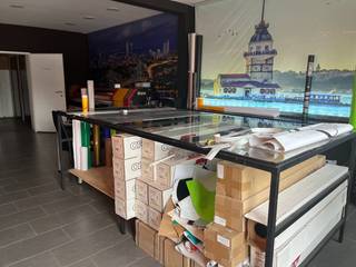 Dit commercieel pand bevindt zich langs de drukste straat van Beringen en heeft een oppervlakte van ongeveer 80 m². Het omvat een winkel- of kantoorruimte, een kitchenette en een toilet. Bovendien bestaat er de mogelijkheid om een achtergelegen magazijn van 222 m² bij te huren. Het pand beschikt over twee parkeerplaatsen vooraan, en er is tevens parkeermogelijkheid aan de achterzijde.