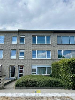 <p><span>Rustig gelegen appartement op de tweede verdieping voorzien van twee slaapkamers en terrasje, living op laminaatvloer met aangenaam uitzicht, open keuken, badkamer met ligbad en dubbele wastafel, geïsoleerd dak, geen vaste kosten, e-peil = C, vrij vanaf 01/10/2026</span></p>