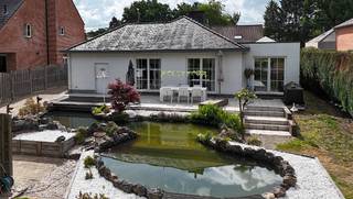 Rustig en residentiëel gelegen woning op een mooi perceel van 11a80ca met vijver. Noord-west georiënteerd waardoor de avondzon op het terras. De...