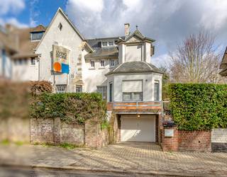 <p><strong>Maison de style cottage avec jardin, à deux pas du centre de Dilbeek</strong></p>
<p>Une majestueuse maison de style cottage anglo-normand, pleine de caractère, d'espace et idéalement situaté, à deux pas des écoles, commerces et du centre de Dilbeek, avec un accès facile à Bruxelles, le ring et l'E40.</p>
<p>La maison dégage une atmosphère chaleureuse et bénéficie d'un agencement réfléchi : hall d'entrée avec vestiaire et marbre, bureau séparé, salon avec poêle à pellets et parquet, cuisine semi-ouverte avec plan de travail en pierre bleue belge. Le séjour et la cuisine donnent sur la terrasse couverte avec pergola en chêne.</p>
<p>Trois chambres (14 m² - 13 m² - 10 m²), salle de bains avec baignoire et douche, WC séparé, et un étage mansardé aménagé en quatrième chambre ou salle de loisirs. Cave complète avec garage, buanderie et plusieurs caves spacieuses. Installations techniques déjà rénovées. Jardin clos et agréable avec abri de jardin pratique.</p>
<p>La maison nécessite une remise en état, mais la structure, le charme et l'emplacement sont déjà là.</p>
<p>Avantage particulier : reprise dans l'inventaire du patrimoine architectural protégé, ce qui confère à la maison une exemption de l'obligation de rénovation malgré le label F.</p>
<p>PEB 561 kWh/m²an label F Code 3708068 <br />Installation électrique conforme RGIE.</p>