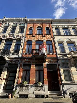 <p>Mis deze kans niet! Zelden komt er in de prachtige wijk Zurenborg een woning te koop met een grote tuin! Deze riante woning met authentieke gevel van 1905 in Art-Nouveaustijl, vinden we in hartje Zurenborg, een felbegeerde residentiële wijk met winkels, restaurantjes en stadscentrum nabij. Vlot bereikbaar, perfecte mobiscore! Indeling: magnifieke hall op mozaïekvloer en origineel schrijnwerk. Ruime leefruimte op parket met hoge gedecoreerde plafonds, aansluitend vinden we de zonnige leefkeuken op vloerverwarming met eethoek aan de tuinzijde. Deze tuin is maar liefst 22,5 meter diep en vormt samen met de tuinen van de buren een prachtige groene oase in de stad. Dromen van een zwembad? Er is plaats! Op de verschillende verdiepingen ontdekken we meerdere slaapkamers en sanitaire voorzieningen, zodat deze woning uiterst geschikt is als gezinswoning! Extra troef: droge en praktische kelder, overal dubbele beglazing! </p>
