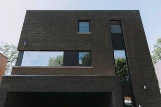 NIEUWBOUWWONING KIEZELSTRAAT LOT 4 TE BILZEN (HOESELT)<br /><br />Mooie bouwgrond voor een woning in half open bebouwing met een oppervlakte van 4a62ca. De bouwgrond is ideaal gelegen in een rustige omgeving. De tuin is zuidoost georiënteerd achteraan. De straatbreedte bedraagt 13m en de perceelsdiepte +/- 35m. <br /> <br />De voorgestelde moderne halfopen woning heeft een oppervlakte van 202m2 met carport voor 2 wagens. Er is een eet- en zithoek voorzien en een ruime keuken met berging. Boven zijn er alvast 3 slaapkamers waarvan eentje met dressing en een badkamer met bad en douche. Warmtepomp, vloerverwarming, zonnepanelen, ventilatie D+ zijn reeds voorzien.<br /><br />Alle keuzes i.v.m. de afwerking van de woning zijn naar wens bespreekbaar. Ook het ontwerp van de woning is slechts een voorstel en kan volledig met jou op maat uitgewerkt worden. Vanaf casco afwerking biedt de woning je alvast alle zekerheden en garanties en van daaruit kan je zorgeloos verder afwerken. Een volledig afgewerkte woning is natuurlijk ook mogelijk! <br /> <br />Dit project wordt aangeboden i.s.m Immo Vadis.<br />Meer info ? Bel bouwadviseur Luc op 011/450 280 voor een vrijblijvende afspraak.