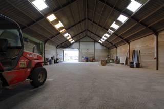 Magazijn van 375 m² met hefkraan en grote vrije hoogte langs de Oudenaardseweg.<br /><br />Functioneel magazijn met een totale oppervlakte van 375 m² (25 m x 15 m), geschikt voor opslag, productie of logistieke activiteiten.<br />Het gebouw beschikt over een sectionale poort voor efficiënte toegang en vlotte laad- en losmogelijkheden.<br />De vrije hoogte bedraagt 4 meter aan de zijkanten en 8 meter in het midden, wat optimale benutting van de ruimte toelaat, onder meer voor hoge stockage of industriële toepassingen.<br />De vloer is uitgevoerd in beton, wat zorgt voor een slijtvaste en onderhoudsvriendelijke afwerking.<br />Er is een hefkraan aanwezig met 1 ton draagvermogen, geschikt voor het intern verplaatsen van zware goederen of materiaal.<br /><br />Contacteer <strong>Simon Van Innis</strong> voor bijkomende inlichtingen of een vrijblijvend plaatsbezoek via <strong>0479 05 31 59</strong> of via <strong>simon@kmovastgoed.be</strong>