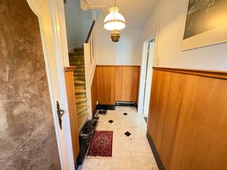 <strong>Roeselare - Woning met 4 slaapkamers en garage te koop.</strong><br /><br />Op zoek naar een woning met veel potentieel?<br />Dan is deze woning het ideale project!<br /><br />Op de stadsrand van Roeselare, nabij een school en winkels, ligt op een rustige ligging deze woning met veel mogelijkheden en sterke bouw.<br /><br />De woning heeft 4 slaapkamers, waarvan één gebruikt kan worden als bureau/babykamer.<br />Er is ook een garage aanwezig en parkeermogelijkheden.<br /><br /><strong>Indeling:</strong><br />Gelijkvloers: inkom, toilet, living, keuken met zicht op de veranda, ruime tuin met uitweg, garage en kelder<br />1ste verdieping: 2 volwaardige slaapkamers, bureau/babykamer en badkamer<br />2de verdieping: 1 volwaardige slaapkamer en zolder<br /><br />Troeven:<br />+ Garage &amp;amp; uitweg zijkant<br />+ 4 kamers<br />+ Ruime tuin<br />+ Nabij school en winkels<br />+ Rustige ligging<br /><br />Voor deze woning geldt een renovatieplicht.