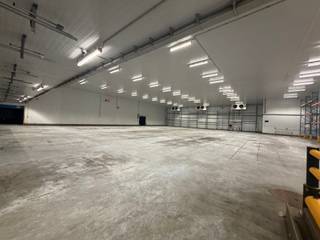 <p>🏭 ZELDZAME KANS — COURCELLES (HENEGOUWEN)<br />Gekoeld logistiek gebouw te koop — Asset deal<br />📍 Rue du Hainaut 40 | Langs de E42 | 13 km van Charleroi<br />✅ 3.727 m² gekoeld magazijn<br />✅ 753 m² kantoren<br />✅ 17 laadkaaien<br />✅ 26.605 m² terrein — groot uitbreidingspotentieel<br />✅ 80 parkeerplaatsen<br />✅ Leeg, proper en instapklaar pand<br />🎯 Ideaal voor eindgebruiker: voedingsproductie, koude logistiek, distributie.<br />🛣️ Directe toegang tot de E42 (as Frankrijk–Luik), uitstekende zichtbaarheid.<br />💶 Prijs: €</p>