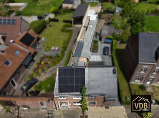 <p><span>Knusse – energiezuinige woning met 3 slaapkamers in het hart van Maasmechelen</span></p><p><span>Op de Dokter Haubenlaan 113 te Maasmechelen bevindt zich deze gezellige woning op een perceel van </span><span>3 are 39 centiaren</span><span>. Dankzij de uitstekende ligging geniet u van alle dagelijkse voorzieningen (winkels – fietspaden – ontspanningsmogelijkheden …) binnen handbereik. Op een wip bent u eveneens op de autostrade naar Nederland - Eindhoven en Brussel – Antwerpen of Hasselt en Genk. Dankzij het gunstige </span><span>EPC-label C</span><span> geniet u hier bovendien van een uiterst energiezuinige thuis zonder renovatieverplichting. De oorspronkelijke woning dateert van 1955 en deze werd na 2022 grotendeels gerenoveerd. </span></p><p><span>Voor een eerste indruk maakten we een </span><span>video</span><span> en een </span><span>virtuele rondleiding</span><span> alsof je in de woning rondloopt.</span></p><p><span>Video : <span>https://youtube.com/shorts/Q6aw36qX3nY?feature=share</span></span></p><p><span>Virtuele tour : <span>https://vt.plushglobalmedia.com/tour/TT1ABG0N4G</span></span></p><p><span> </span></p><p><span>Indeling - Tuin & Comfort</span></p><p><span>De woning vormt een uitstekende opportuniteit voor starters, alleenstaanden of koppels die op zoek zijn naar een betaalbare woning met reeds uitgevoerde energetische verbeteringen. Hoewel er nog enkele afwerkingswerken dienen te gebeuren, werden 2023 – 2024 – 2025 belangrijke investeringen gedaan op het vlak van comfort en energiezuinigheid.</span></p><ul><li><span>Kelder (18 m²): Deels onderkelderd;</span></li><li><span>Gelijkvloers (70 m²): Inkom met trap naar de eerste verdieping, ingebouwde keuken (oven , elektrische kookplaat en vaaswasser), leefruimte, badkamer (toilet, douche, enkele wastafel, aansluitingen wasmachine) en achterliggende (te renoveren) veranda;</span></li><li><span>Eerste verdieping (53 m²): Overloop met twee ruime slaapkamers en een dressingruimte;</span></li><li><span>Tweede verdieping (32 m²): Een derde slaapkamer ook te gebruiken als hobbyruimte, man cave, Deze ruimte is ruim en zeer aangenaam; </span></li><li><span>Buiten: Een zonnige tuin en een bureau–unit die men kan gebruiken als muziekruimte of knutselruimte. De tuin is toegankelijk via servitude (recht van doorgang); </span></li><li><span>De berging: Deze bevindt zich achter de badkamer en keuken met de warmtepompboiler; </span></li></ul><p><span> </span></p><p><span>Energetische renovaties – geen renovatieverplichtingen: </span></p><ul><li><span>Zo beschikt de woning over 15 zonnepanelen 425 WP;</span></li><li><span>2 Batterijen 10KW;</span></li><li><span>Een warmtepompboiler;</span></li><li><span>4 lucht-lucht warmtepompen waarvan 1 grote in de leefruimte en 3 op de bovenverdiepingen;</span></li><li><span>Spouwmuurisolatie: EPS parels;</span></li><li><span>Volledig dubbele beglazing en (grotendeels) PVC profielen;</span></li><li><span>Recent nieuw pannen dak met dakisolatie: Het hellend dak (hoofdgebouw) is geïsoleerd met 8 cm XPS;</span></li></ul><p><span> </span></p><p><span>Overige troeven:</span></p><ul><li><span>Ligging: In het centrum van Maasmechelen;</span></li><li><span>Vlakbij de Nederlandse grens; </span></li><li><span>Op 2 minuten van de E314 richting Maastricht- Eindhoven en Brussel – Antwerpen;</span></li><li><span>Achterliggende tuin met extra mobiele unit of ontspanningsruimte;</span></li><li><span>Deels onderkelderd;</span></li><li><span>Electrische keuring Conform tot 2047;</span></li><li><span>Rolluiken - hoofdzakelijk handbediend;</span></li><li><span>3 slaapkamers en extra ruimte voor dressing;</span></li><li><span>Rustige tuin bereikbaar via servitude;</span></li><li><span>Extra mobile unit en volière en overdekt terras (niet vergund);</span></li><li><span>Asbest: in eerste instanties zijn er geen verdachte materialen in de woning aanwezig; </span></li></ul><p><span> </span></p><p><span>In de achterliggende tuin kan u in alle rust genieten van het buitenleven en biedt voldoende mogelijkheden voor ontspanning, tuinieren of het creëren van een sfeervol terras.</span></p><p><span>Kortom, een charmante woning met een gunstige ligging, 3 slaapkamers, een aangename tuin en belangrijke energetische investeringen. Een ideale woning voor wie op zoek is naar een comfortabele thuis met potentieel en dat in het centrum van Maasmechelen. Deze woonst biedt een uitstekende basis om verder naar eigen smaak af te werken. </span></p><p><span> </span></p><p><span>Interesse?</span></p><p><span>Neem voor meer informatie of een bezoek contact op met </span><span>Marie-Paule op 0476/959 958</span><span> of bezoek </span><span>www.vdb.immo</span><span>.</span></p><p><span> </span></p>