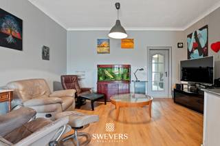 Voor meer info en foto’s, surf naar www.swevers.be – Tongersesteenweg 38 in Tongeren- Borgloon is een instapklare halfopen woning met 156 m² bewoonbare oppervlakte, twee slaapkamers, garage, veranda, ruime kelder en een zolder met uitbreidingsmogelijkheden. Op het gelijkvloers vind je een aparte inkomhal met toegang tot de garage van 14,68 m² en de ruime woonkamer van 33,34 m². Aansluitend ligt de keuken van 13,18 m², met achteraan een berging, apart toilet en veranda van 14,22 m². De veranda vormt een aangename verbinding met de achtertuin. De eerste verdieping omvat twee slaapkamers van 14,99 m² en 9,77 m² en een badkamer met ligbad en toilet. Extra troeven zijn de kelder van maar liefst 52,20 m² en de zolder van 55 m², die de mogelijkheid biedt om bijkomende bewoonbare ruimte te creëren. De woning staat op een perceel van 3a 70ca met achtertuin. Doorheen de jaren gebeurden verschillende renovaties, waaronder vernieuwde ramen en voordeur, dakisolatie, een nieuwe gasketel, vernieuwde radiatoren en een nieuwe keukenkoepel. Ook airconditioning draagt bij aan het wooncomfort. Ook de ligging is praktisch, met winkels, scholen, openbaar vervoer, sport en ontspanning in de nabije omgeving. Een interessante woning voor wie comfortabel wil wonen én ruimte zoekt voor toekomstige uitbreiding. Voor meer informatie, bel 012 699 900. Bron bewoonbare oppervlakte: EPC – verslag.