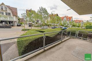 Schitterend hoekappartement met 2 slaapkamers en grote terrassen te huur vlakbij het strand en het Albertplein.Indeling:Inkomhall met vestiaire,...