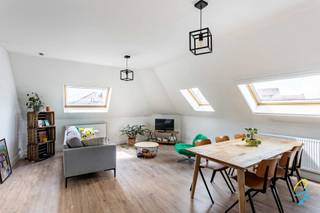 <p>TE KOOP – LEDEBERG</p>
<p>Wees welkom op onze bezoekdag 11/07 - Contacteer Bruno voor een afspraak of meer informatie via 0495 12 20 64</p>
<p>Gelegen in de Wazenaarstraat 1C te Ledeberg, bieden wij deze charmant gerenoveerde appartement aan, voorzien van alle modern comfort. Dankzij de uitstekende ligging op wandelafstand van zowel de Gentbrugse Meersen als Gent-centrum geniet u hier van een ideale combinatie van wooncomfort en bereikbaarheid. Het appartement ligt in de directe nabijheid van belangrijke uitvalswegen en openbaar vervoer. Praktische voorzieningen zoals een grootwarenhuis, slagerij, bakkerij, … bevinden zich op wandelafstand.</p>
<p>Het appartement is gelegen de derde verdieping. Via de inkomhal bereikt u een ruime slaapkamer, een moderne badkamer en de gezellige leefruimte. Daarnaast beschikt het over een aparte keuken met voldoende comfort en een berging/wasruimte.</p>
<p>Het pand maakt deel uit van een kleinschalig gebouw dat in 2020 volledig werd gerenoveerd. Dit resulteert in een gunstig EPC-label en bijzonder lage gemeenschappelijke kosten.</p>
<p>Wenst u graag een bezoek? Contacteer Bruno voor een afspraak of meer informatie via 0495 12 20 64</p>