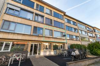 Zéér gunstig en centraal gelegen appartement op de 1eV aan de Jan Moorkensstraat, een rustige zijstraat van de Grote Steenweg! Dit eigendom bevindt zich op <strong><em>wandelafstand van verschillende winkels, scholen en het openbaar vervoer</em></strong> (zowel bus als tram), en vlakbij het <em><strong>Brilschanspark met speeltuin</strong></em>. Zeer aangename en <strong><em>kindvriendelijke woonomgeving</em></strong>! De Ring van Antwerpen ligt op slechts 2 min. rijden, ideaal voor woon-werkverkeer. <br /><br />Dit appartement werd steeds tip top onderhouden! Het heeft een zeer goede EPC score (<em><strong>Label B)</strong></em> en de keuring van de elektriciteit is volledig <strong><em>conform</em></strong>. De voor- en achtergevel werden geïsoleerd. Er is een syndicus in het gebouw, de gemeenschappelijke kosten bedragen €260,-/maand INCLUSIEF water en verwarming + €50,-/maand spaarfonds. <br /><br />Het is ingedeeld als volgende:<br />-1: een privatieve kelder<br />1eV: een inkomhall met ingemaakte kasten, <strong><em>3 slaapkamers</em></strong>, een ingerichte badkamer, een apart toilet, een woonkamer met geïntegreerde, open keuken en een klein terras achteraan, bereikbaar via de 2e slaapkamer.<br /><br />📞 Contacteer ons vandaag nog voor een afspraak via info@leximmo.be of 03/459.99.99!<br />