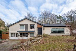 <p><strong>BEZOEKMOMENT 14 FEBRUARI. Contacteer ons kantoor voor een afspraak <br />Ruime woning met 5 slaapkamers en mogelijkheid tot cohousing te Dennendael</strong></p>
<p>Op een rustige en groene locatie bevindt zich deze <strong>ruime, gedeeltelijk gerenoveerde woning</strong> met bijzonder veel potentieel. Dankzij de aanwezigheid van <strong>maar liefst vijf slaapkamers</strong>, <strong>twee keukens</strong> en <strong>twee leefruimtes</strong> biedt dit pand een unieke opportuniteit voor grote gezinnen, samengestelde gezinnen of wie op zoek is naar een woning met <strong>cohousing- of kangoeroemogelijkheden</strong>.</p>
<p>De woning combineert ruimte en flexibiliteit met een solide basis, waarbij reeds een deel werd gerenoveerd. Verdere afwerking kan volledig naar eigen smaak gebeuren, waardoor dit een ideale investering is voor wie een thuis wil creëren op maat.</p>
<p><strong>Indeling</strong></p>
<p>De woning is momenteel ingericht met onder andere:<br />- Inkomhal met aparte toiletruimte<br /><strong>- Ruime en lichtrijke leefruimte</strong> met zicht op de tuin<br /><strong>- 2 volwaardige leefruimtes</strong>, ideaal voor dubbele bewoning of cohousing<br /><strong>- 2 keukens</strong>, waarvan één volledig vernieuwd en instapklaar<br /><strong>- 5 slaapkamers</strong>, waarvan enkele nog verder af te werken<br /><strong>- 2 badkamers</strong>, wat extra comfort biedt voor grotere gezinnen</p>
<p><strong>Extra troeven<br /></strong>- Gedeeltelijk gerenoveerde woning met verdere afwerkingsmogelijkheden<br />- Ideale woning voor wie ruimte zoekt én toekomstgericht wil wonen<br />- Perfect geschikt voor <strong>meergeneratiewonen of cohousing<br /></strong>- Veel potentieel om volledig naar eigen wens af te werken</p>
<p><strong>Tuin<br /></strong>De woning beschikt over een aangename tuin met voldoende ruimte om in alle rust te genieten van het buitenleven. De groene omgeving zorgt voor een gevoel van privacy en ontspanning.<br /><br /><strong>Blijf onze website in het oog houden voor meer foto's</strong></p>
<p></p>