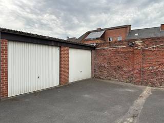 Centrum Roeselare - Extra ruime brede garage te koop<br /><br />Op een goede en centrale locatie, nabij het centrum, bevindt zich deze <u>praktische garagebox.</u><br /><br />De garage beschikt over <strong>elektriciteit en water</strong> en is gelegen binnen een afgesloten domein dat toegankelijk is via een toegangspoort met code. Een<strong> handige en veilige </strong>oplossing voor wie op zoek is naar extra bergruimte of een eigen parkeer-/opslagplaats.<br /><br />Interesse? Elk bod rond de vraagprijs wordt voorgelegd aan de eigenaar, die vrij is om het bod al dan niet te aanvaarden.<br />Wacht niet te lang en neem vrijblijvend contact met ons op voor meer informatie of een bezoek.<br />Domicill Vastgoed – T. 051 62 40 40
