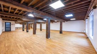 Kantoor/showroom te huur in oud pakhuis. Eén van de eerste pakhuizen die in de omgeving van het Eilandje gerenoveerd werden. Mooie renovatie, met behoud van authentieke elementen, die geleid heeft tot een gebouw met vele mogelijkheden zowel naar bestemming toe als naar flexibiliteit. Goede ligging in het noorden van Antwerpen met parkeermogelijkheden voor de deur (betalend). Dit kantoor is +/-225m² groot en volledig gerenoveerd. <br /><br />Interesse? Neem vandaag nog contact op!