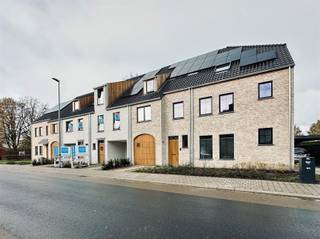 Gesloten pastorijwoning die deel uitmaakt van het project gelegen te Sint-Pauwels Klapdorp met 5 wooneenheden. We hebben het over de middelste...