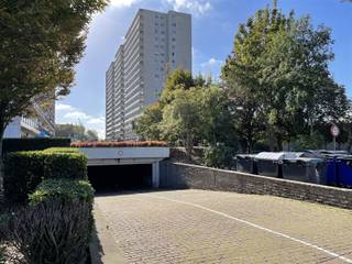 Ondergrondse garagebox G111 nabij oprit E19 Mechelen-Noord, MC Donalds en Delhaize. De parking is vlot in gebruik en vrij bij akte.