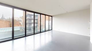 Ce loft exclusif se distingue par son confort contemporain.<br /><br />Le sol coulé épuré de Bolidt se prolonge jusque dans l’espace douche, ce qui facilite l’entretien. Les baies vitrées pliantes, ouvrant de mur à mur, transforment chaque espace de vie en un agréable jardin d’hiver, idéal pour profiter du calme et de la lumière du soleil en plein cœur d’Anvers.<br /><br />L’espace de vie donne sur un jardin intérieur verdoyant.<br /><br />Le loft comprend un hall d’entrée avec vestiaire, des toilettes séparées, un séjour, une cuisine, une salle de bains équipée d’une baignoire, de toilettes et d’un lavabo, ainsi que deux chambres.<br /><br />Possibilité de louer une place de parking pour 120 € par mois, avec la possibilité d’y installer une borne de recharge pour véhicule électrique. Un espace de rangement est inclus.<br /><br />La location via une société est possible.