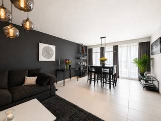 Lichtrijk appartement met terras te koop in Antwerpen<br /><br />Centraal en vlot bereikbaar in Antwerpen<br /><br />Ontdek dit sfeervolle appartement, ideaal gelegen in een dynamische buurt van Antwerpen. Deze wereldstad bruist van het leven en biedt een ongeëvenaarde stedelijke ervaring. Je vindt hier een perfecte mix van cultuur, gastronomie en entertainment. Met het stadscentrum op slechts 3,5 km en openbaar vervoer op 90 meter geniet je van uitstekende bereikbaarheid. De sporthal en Plantin Moretus liggen op slechts 200 meter, winkels op 300 meter en de oprit van de E19 op 600 meter. Antwerpen biedt een stimulerende omgeving met alle voorzieningen binnen handbereik.<br /><br />Comfortabel en energiezuinig wonen<br /><br />Dit goed onderhouden te koop aangeboden appartement, gebouwd in 1975, verkeert in goede staat en biedt modern wooncomfort. Met een bewoonbare oppervlakte van 91 m² is dit een efficiënt ingedeeld appartement. Het appartement te koop, gelegen op de vijfde verdieping, beschikt over 2 slaapkamers, 1 badkamer en 1 toilet. De keuken is functioneel ingedeeld met alle comfort. Centrale verwarming op stookolie is aanwezig. Het te koop aangeboden pand heeft een gunstig EPC-label B met een energiescore van 142. Buiten geniet je van een gezellig west georiënteerd terras van 9 m². Verder profiteer je van een praktische berging. Dit alles biedt een complete en zorgeloze woonervaring.<br /><br />Dit appartement wordt bemeubeld of onbemeubeld aangeboden.<br /><br /><br /><br />Indeling<br /><br />Met netto oppervlaktes<br /><br />GELIJKVLOERS<br /><br />inkomhal: 7 m²<br /><br />woonkamer: 17 m²<br /><br />eetkamer: 16 m²<br /><br />keuken: 8 m²<br /><br />slaapkamer 1: 13 m²<br /><br />slaapkamer 2: 17 m²<br /><br />badkamer: 6 m²<br /><br />berging: 1 m²<br /><br />BUITENZONE<br />terras: 9 m²<br /><br /><br />Troeven:<br /><br />Energiezuinig met EPC-label B (score 142)<br /><br />Ruim appartement met 91 m² bewoonbare oppervlakte en 2 slaapkamers<br /><br />Goed onderhouden (bouwjaar 1975) en in goede staat<br /><br />Zonnig west georiënteerd terras van 9 m²<br /><br />Centrale ligging in Antwerpen, nabij stadscentrum (3,5 km), treinstation (1,5 km)