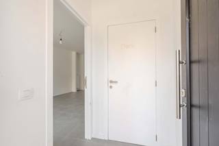<u>Vraagprijs: 249.000 EUR</u><br /><br />✨ Bent u op zoek naar een instapklare woning met een moderne, hedendaagse uitstraling? Dan is deze prachtig gerenoveerde rijwoning in de Nieuwstraat 71 te Wevelgem precies wat u zoekt!<br /><br />📍 Topligging<br />Deze woning bevindt zich in een centrale en gegeerde buurt, op wandelafstand van winkels, scholen, openbaar vervoer en gezellige horecazaken. Dankzij de vlotte verbinding met de belangrijkste invalswegen geniet u bovendien van een uitstekende bereikbaarheid.<br /><br />🏠 Indeling<br />Bij het binnenkomen wordt u verwelkomd in een verzorgde inkomhal met gastentoilet.<br />🌟 De lichtrijke woonkamer sluit naadloos aan op de gezellige eetruimte en de moderne, volledig uitgeruste keuken. Vanuit de keuken heeft u toegang tot de onderhoudsvriendelijke binnenkoer, de ideale plek om te genieten van een ontbijt in de zon of een gezellige zomeravond.<br /><br />🛏️ Eerste verdieping<br />2 ruime slaapkamers<br />Stijlvolle badkamer met inloopdouche, toilet en modern lavabomeubel<br />Praktische wasplaats<br /><br />🛏️ Tweede verdieping<br />Royale derde slaapkamer<br />Tweede badkamer met douche en lavabo, ideaal als privé-suite of comfortabele gastenkamer.<br /><br />💎 Troeven van deze woning<br />✔️ Volledig gerenoveerd<br />✔️ Moderne en kwalitatieve afwerking<br />✔️ 3 volwaardige slaapkamers<br />✔️ 2 stijlvolle badkamers<br />✔️ Praktische wasplaats<br />✔️ Gezellige, onderhoudsvriendelijke binnenkoer<br />✔️ Centrale ligging nabij alle voorzieningen<br />✔️ Instapklaar – verhuizen zonder zorgen!<br /><br />❤️ Deze woning combineert hedendaags wooncomfort, een praktische indeling en een uitstekende ligging. De perfecte thuis voor gezinnen, jonge koppels of wie op zoek is naar een stijlvolle, instapklare woning.<br /><br />📞 Interesse? Contacteer <strong>Lukas +32 477 09 91 02 of mail lukas@vastgoedcanniere.be</strong> vandaag nog voor een bezoek en ontdek zelf de charme van deze prachtige woning!