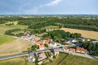 Authentieke hoeve met rijke geschiedenis en modern comfort Indeling: Gelijkvloers: via de ruime inkomhal bereik je twee aparte delen van de...