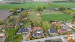 EERSTE BEZOEKDAG WOENSDAG 22 APRIL 2026 VAN 17U TOT 19U (ENKEL OP AFSPRAAK!!)<br />LOKEREN - Charmante woning met schuur en aanpalende weide <br /><br />Op een rustige en gunstig gelegen locatie bevindt zich deze charmante woning met aanpalende weide. Een ideale opportuniteit voor wie droomt van landelijk wonen met tal van mogelijkheden.<br /><br />De woning verwelkomt u via de inkomhal en beschikt over een praktische berging en een kleine kelder. De badkamer is uitgerust met een bad en douchescherm. De lichtrijke leefruimte met gezellige haard vormt het hart van de woning en biedt directe toegang tot het terras met vijver, waar u in alle rust kan genieten van de groene omgeving.<br />Aansluitend bevindt zich de keuken met open bureauruimte en toegang tot een aangenaam overdekt terras – perfect voor lange avonden buiten.<br />Op de verdieping bevinden zich twee slaapkamers (doorloopkamers) en een charmant terrasje.<br /><br />Een absolute troef is de ruime schuur, ideaal als opslagruimte, hobbyruimte of voor het stallen van dieren. In combinatie met de aanpalende weide biedt deze eigendom bijzonder veel potentieel voor dierenliefhebbers of wie op zoek is naar extra buitenruimte.<br /><br />De woning is onderhevig aan de renovatieverplichting, wat u de kans biedt om deze eigendom volledig naar eigen smaak en normen te moderniseren en er uw droomwoning van te maken.<br /><br />Voor meer informatie of een bezoek kan u ons steeds contacteren: 053/60.65.66.