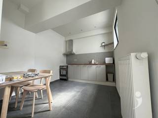 <p><span>Ruime studio in het centrum van Leuven</span></p><p><span>Deze ruime en verzorgde studio is ideaal gelegen in het hart van Leuven, op wandelafstand van alle voorzieningen.</span></p><p><span>De studio beschikt over een lichtrijke leef- en eetruimte met een eigen kitchenette, uitgerust met alle nodige comfort. Daarnaast is er een aparte slaapkamer met kleerkast en bureau, waardoor je comfortabel kunt wonen &amp; studeren.</span></p><p><span>Het privatieve sanitair omvat een douche, lavabo en toilet. Bovendien hebben bewoners toegang tot een aangenaam gemeenschappelijk terras, een ideale plek om te ontspannen en te genieten van het buitenleven.</span></p><p><span>Dankzij de uitstekende ligging bevinden alle campussen, winkels, restaurants, cafés en andere faciliteiten zich vlakbij.</span></p><p><span> </span></p><p><span>Een ideale woonst voor studenten die op zoek zijn naar comfortabel wonen op een toplocatie in Leuven. </span></p>