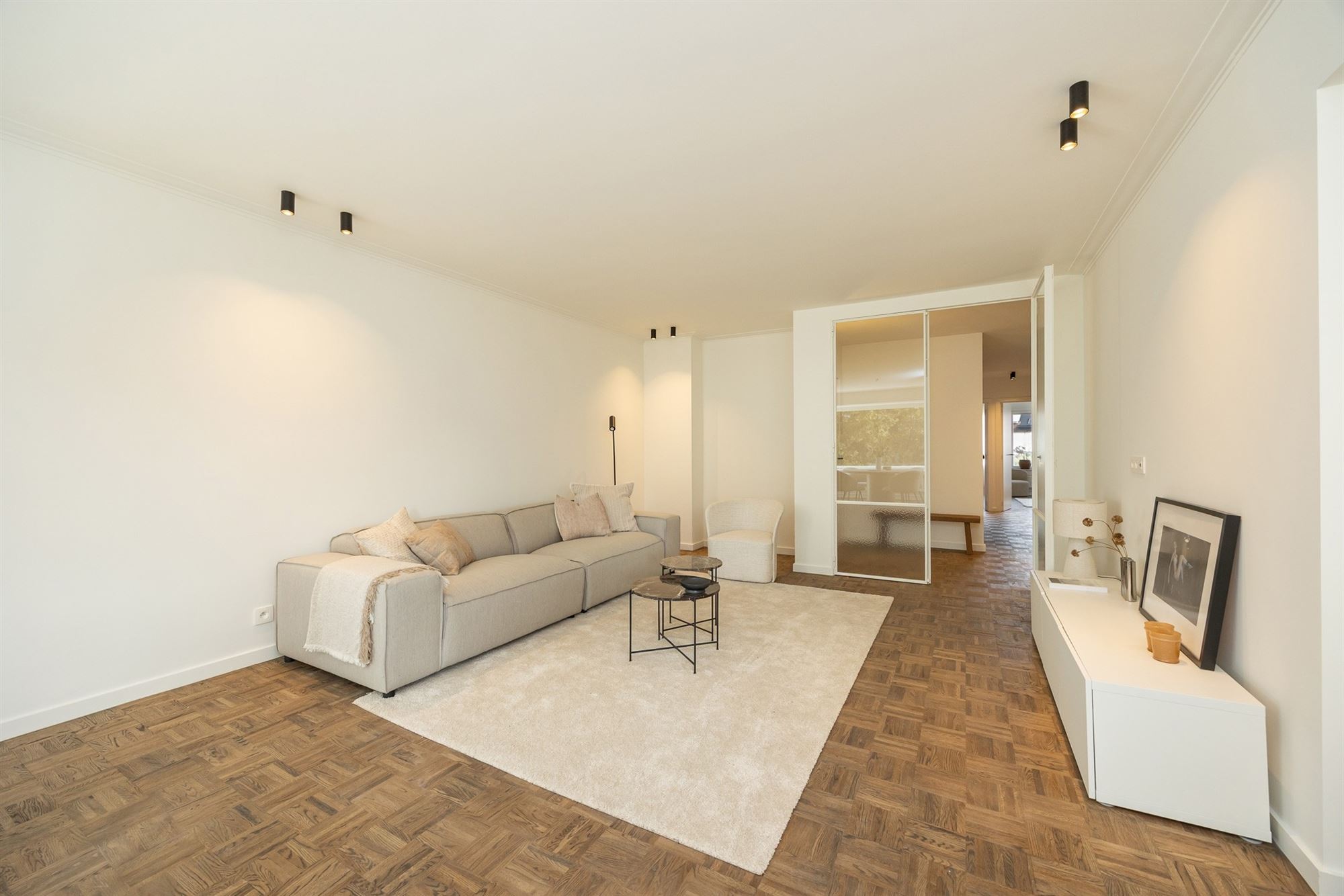 Gerenoveerd appartement met drie slaapkamers en terras - foto 3