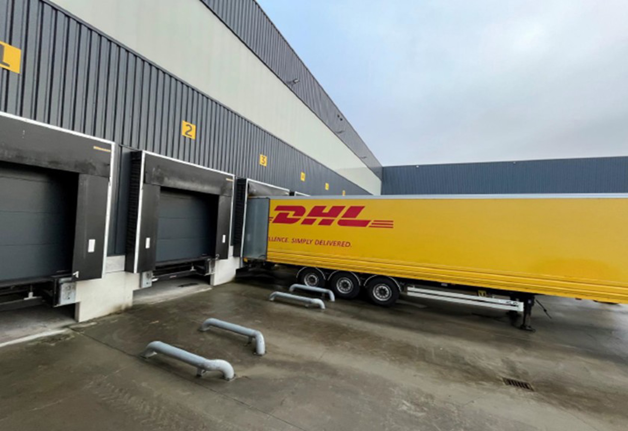 Logistieke hal 7.148m² met kantoren op de Ringlaan in Kuurne - foto 3