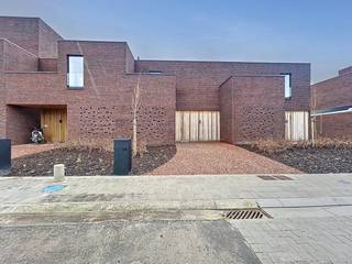 Indeling: GELIJKVOERS: - inkomhal met gastentoilet - ruime berging met aansluiting voor wasmachine en/of droogkast - leefruimte met...