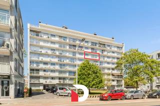 Dit appartement geniet van een uiterst gunstige locatie te Sint-Baafs met winkels, openbaar vervoer, scholen, E40, station, centrum Brugge,... Allemaal in de onmiddellijk buurt!<br /><br />Het ruime appartement zelf (+/- 101 m²) geniet een verbluffend open zicht vanop de 5de verdieping voorzien van een zonnig terras. De leefruimtes zijn erg lichtrijk en voorzien van een parketvloer. Daarnaast is er een apart ingerichte leefkeuken, een badkamer, een toilet, ruime inkom met vestiairenis, 2 ruime slaapkamers, een spatieuze bergruimte/dressing en een balkon aan de achterzijde. Door de aanwezigheid van 2 terrassen, kan u de hele dag genieten van de zon!<br />Kortom: het app. geniet een erg praktische indeling met een leuke vloei tussen de ruimtes die mooi in proportie zijn.<br /><br />Het appartement is gedateerd/verouderd maar verkeerd wel in goed onderhouden toestand ! Belangrijk om weten is het feit dat alle ramen recentelijk vernieuwd werden wat resulteert in een gunstig E-peil met label B. <br />Momenteel geniet het appartement een zeer degelijke/standvastige verhuring. <br /><br />Prijs/kwaliteit zult u weinig tot geen vergelijkbare entiteiten vinden met deze omvang op dergelijke goede ligging.<br /><br />In de prijs van het appartement zich tevens een ondergrondse kelder vervat. Er is ook de mogelijkheid (optioneel) tot aankoop van een bovengrondse garagebox achteraan het gebouw aan € 35.000,- . Deze aankoop is niet verplicht vanwege de grote vraag naar parkeerplaatsen op deze ligging.<br /><br />Contacteer ons om een bezoek te brengen aan dit ruime appartement.