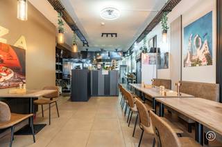 Op een uitstekende locatie in de bruisende winkelstraat van Bornem, bevindt zich deze veelzijdige handelszaak met bovenliggend appartement. Dankzij de centrale ligging geniet het pand van een uitstekende visibiliteit en een constante passage, ideaal voor wie wonen en ondernemen wil combineren.<br /><br />De handelszaak en het appartement zijn te bereiken via een aparte inkom, wat dit pand nog aantrekkelijker maakt als investering.<br /><br />Bij het betreden van het pand kom je terecht in de open ruime handelsruimte (146 m²), perfect voor diverse commerciële activiteiten. Achteraan bevinden zich twee aparte toiletten en een tweede keuken/bergruimte, wat zorgt voor extra praktische mogelijkheden. Boven deze ruimte bevindt zich nog een bureauruimte/studio. <br /><br />De handelsruimte biedt toegang tot een aangename buitenruimte waar je in alle rust kan genieten van een moment buiten. Daarnaast beschikt het pand over een kelder, ideaal als extra opslagruimte.<br /><br />Via de aparte inkom, kom je terecht in het appartement (98 m²). Op de eerste verdieping bevindt zich een leefruimte, een keuken en een badkamer. De tweede verdieping biedt plaats voor drie slaapkamers, waardoor het pand ruim aanvoelt en heel wat potentieel heeft.<br /><br />De handelszaak is verhuurd wat zorgt voor een mooi rendement.<br /><br />Ben je op zoek naar een eigendom waar wonen en werken perfect samengaan of een investeringspand?<br />Neem gerust contact op via yordi@julimmo.be of 03 303 39 36.
