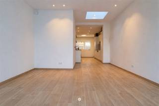 <p><span>SINT-NIKLAAS</span><span> - Ben je op zoek naar een gerenoveerde energiezuinige woning met tuin? Kijk dan snel even verder!</span></p><p><span> </span></p><p><span>Enkele troeven op een rij:</span></p><ul><li><span>Grondige energetische renovatie </span></li><li><span>Vloerverwarming via warmtepomp (lucht-water) </span></li><li><span>EPC: 17 (11 zonnepanelen)</span></li><li><span>Volledig geschilderd en voorzien van verlichting</span></li><li><span>Aangename tuin met terras</span></li><li><span>Autostaanplaats inbegrepen in de huurprijs achteraan de woning</span></li></ul><p><span> </span></p><p><span>De indeling is als volgt:</span></p><p><span>Je betreedt de woning via de inkom met ruime voorplaats/eetplaats. Verder vindt je op het gelijkvloers een apart toilet, een praktische berging/wasplaats en een volledig ingerichte open keuken voorzien van alle toestellen.</span></p><p><span>Achteraan bevindt zich de lichtrijke leefruimte met schuifraam dat uitgeeft op het terras en de tuin.</span></p><p><span> </span></p><p><span>Op de eerste verdieping is er een nachthal, een apart toilet, een ruime ingerichte badkamer met lavabomeubel en inloopdouche, en een eerste volwaardige slaapkamer.</span></p><p><span> </span></p><p><span>De tweede verdieping telt nog twee bijkomende slaapkamers.</span></p><p><span> </span></p><p><span>De woning is bovendien uitgerust met een ventilatiesysteem D en 11 zonnepanelen.</span></p><p><span> </span></p><p><span> </span></p><p><span>Beschikbaar </span><span>na afwerking van de werken (richtdatum 1/04/2026)</span></p><p><span>Huurprijs</span><span>: €1.190 (incl. autostaanplaatst)</span></p><p><span>EPC</span><span>: 17</span></p><p><span> </span></p><p><span>Interesse in deze mooie woning? Vraag dan snel je bezoek aan via onze website!</span></p><p><span> </span></p><p><span> </span></p>