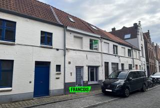 Deze woning ligt op een centrale locatie in Brugge en biedt een uitstekende opportuniteit voor wie op zoek is naar een compacte, goed...