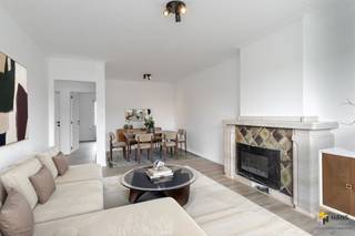 <p><span>Jozef Mulsstraat 51 (2e verd.) - Merksem</span></p><p><span> </span></p><p><span>Gerenoveerd appartement (73 m²) met 2 slaapkamers, garagebox en terras (4 m²) in Merksem.</span></p><p><span>mogelijks te verhuren aan 975€ + kosten wat een rendement bezorgt van 4,9% </span></p><p><span> </span></p><p><span>In de Jozef Mulsstraat is het rustig wonen, maar tegelijk profiteer je hier van een vlotte bereikbaarheid met het openbaar vervoer, het velo-deelsysteem en de auto. Je woont op een boogscheut van het Runcvoortpark en geniet van een ruim aanbod aan supermarkten, winkels en voorzieningen in de nabije omgeving. </span></p><p><span> </span></p><p><span>Het appartement maakt deel uit van een goed onderhouden gebouw van 2 hoog, waarvan het dak geïsoleerd is. Het bestaat uit slechts 3 appartementen en dankzij de kleinschaligheid zijn de vaste kosten beperkt. Er zijn aparte meters voor gas, water en elektriciteit. In 2010 zijn er PVC-ramen geplaatst en vervolgens is het appartement volledig gerenoveerd in 2025. Er is een nieuwe verwarmingsketel geplaatst, keuken en badkamer zijn vernieuwd, er zijn nieuwe vloeren gelegd en ook de muren zijn bepleisterd en reeds geschilderd. De elektriciteit is conform. Kortom: je kan hier zonder zorgen je intrek nemen.</span></p><p><span> </span></p><p><span>Je komt binnen in de hal, die voor de verbinding zorgt tussen alle aanwezige ruimtes. Vooraan bevindt zich de leefruimte, goed voor een oppervlakte van zo</span><span>’</span><span>n 35 m². De open keukenhoek is uitgerust met een kookvuur, dampkap, spoelbak, ingebouwde oven, microgolfoven, vaatwasser, frigo en vriezer. Ook is er reeds een was-droogcombinatie voorzien. Aan de achterzijde treffen we de 2 slaapkamers van 8 m² en 14 m² en vanuit de kleinste heb je toegang tot het west-georiënteerde terras (4 m²). De badkamer (3 m²) is afgewerkt met een lavabomeubel, inloopdouche, toilet en handdoekdroger.</span></p><p><span> </span></p><p><span>Tot slot staan er twee kelderbergingen ter beschikking en is de garagebox verplicht mee aan te kopen aan €25.000. Bewoonbare opp. 73 m² ref.: bruto vloeropp. Voor meer info of een gratis schatting surf naar www.hansimmo.be</span></p><p><span> </span></p>