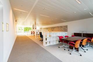 Deze kantoorruimte/showroomruimte vinden we terug op het populaire Eilandje, een levendige buurt bekend om zijn havenzicht en trendy horeca...