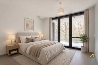 <p>Via le hall d’entrée avec toilette invités séparée, vous accédez à un spacieux séjour avec cuisine ouverte.<br />Les grandes baies vitrées apportent une agréable luminosité et donnent accès aux terrasses, tant à l’avant qu’à l’arrière du bâtiment.</p>
<p>La cuisine ouverte équipée est un véritable atout. Non seulement elle est dotée, entre autres, d’un lave-vaisselle encastré, d’un four à micro-ondes et d’un four (Miele), d’une plaque à induction avec hotte intégrée, mais elle est également finie avec des matériaux de haute qualité tels que des surfaces en composite, des prises encastrées, …</p>
<p>Le chauffage par le sol assure un confort thermique optimal. La cheminée à gaz élégante est intégrée dans un meuble mural sur mesure.</p>
<p>Une chambre se situe à l’avant, la seconde à l’arrière du bâtiment et dispose de sa propre terrasse ainsi que d’un accès direct à la salle de bains. Ici aussi, le choix s’est porté sur le style et la qualité : baignoire ovale indépendante, douche à l’italienne, double lavabo, …</p>
<p>Toute la technique est regroupée dans un débarras séparé.</p>
<p>Dans le parking souterrain, possibilité d’acquérir 2 emplacements de parking supplémentaires, dont un avec un espace de rangement attenant.</p>
<p>Atout supplémentaire : la situation idéale pour une connexion rapide vers, entre autres, le complexe d’accès à l’E40 en direction de Gand et Bruxelles.</p>
<p>Intéressé(e) par une visite ? Cliquez sur le bouton « demande d’information / rendez-vous » sur cette page.</p>
<p>Vente : Pieter Cardoen 0475 36 12 52, pieter@cornelis-goeman.be</p>