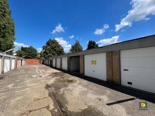 Bovengrondse garagebox, zeer centraal gelegen op de Fruithoflaan!Deze garagebox is centraal gelegen en beschikt over een manuele kantelpoort.Ideaal...