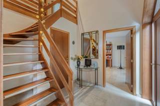 <p><span>Ruime gezinswoning met 4 slaapkamers op een prachtig perceel van 963 m² in Bonheiden</span></p><p><span>Op een rustige locatie in een doodlopende straat te Bonheiden vinden we deze ruime en verzorgde gezinswoning met maar liefst 269 m² bewoonbare oppervlakte op een perceel van 963 m².</span></p><p><span>De woning biedt volop ruimte en comfort voor het hele gezin, met 4 volwaardige slaapkamers, 1 badkamer en 2 douchekamers. De vernieuwde keuken vormt een absolute blikvanger en combineert een eigentijdse uitstraling met praktisch comfort.</span></p><p><span>Dankzij de royale woonoppervlakte zijn er tal van mogelijkheden om wonen, werken en ontspannen comfortabel te combineren. Het ruime perceel biedt bovendien volop buitenruimte en privacy.</span></p><p><span>Ook op energetisch vlak scoort de woning goed, met een EPC van 169 kWh/m²/jaar (label B). De elektrische installatie is conform.</span></p><p><span>De ligging in een doodlopende straat zorgt voor een rustige en aangename woonomgeving, terwijl de woning dankzij haar ruime oppervlaktes en perceel bijzonder geschikt is voor gezinnen die op zoek zijn naar comfort en ruimte.</span></p><p><span>Troeven op een rij:<br />269 m² bewoonbare oppervlakte<br />963 m² perceel<br />4 volwaardige slaapkamers<br />1 badkamer + 2 douchekamers<br />Prachtig vernieuwde keuken<br />EPC 169 kWh/m²/jaar label B<br />Elektrische installatie conform<br />Rustige ligging in doodlopende straat</span></p><p><span>Een ruime en veelzijdige gezinswoning die absoluut een bezoek waard is!</span></p>