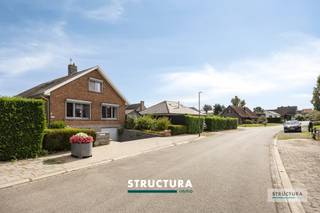 Ruime vrijstaande woning met dubbele garage en aangename tuin in RelegemOntdek deze bijzonder ruime en verzorgde vrijstaande woning, rustig gelegen in de J. Van Doorslaerlaan 15 te Relegem. De woning combineert royale leefruimtes met een praktische indeling, een aangename tuin en heel wat wooncomfort.De ruime en lichtrijke leefruimte, waar salon en eetplaats mooi in elkaar overvloeien, vormen het kloppend hart van de woning. De vele raampartijen zorgen voor een aangename natuurlijke lichtinval en versterken het open ruimtegevoel. Aansluitend bevindt zich de volledig ingerichte keuken, voorzien van veel werk- en kastruimte.Vanuit de keuken bereikt u de veranda met zicht over terras en tuin!Ook buiten heeft deze woning heel wat te bieden. De verzorgde tuin beschikt over verschillende zones om te ontspannen, waaronder een ruim terras. Dankzij de groene inrichting en afscherming geniet u hier van de nodige privacy. De jacuzzi vormt een leuke extra troef voor wie thuis volop wil genieten en ontspannen.IndelingKelderverdieping: dubbele inpandige garage – verschillende praktische kelder- en bergruimtes.Gelijkvloers: inkomhal – bijzonder ruime en lichtrijke leefruimte met salon en eetplaats – volledig ingerichte keuken – slaapkamer – bureau – badkamer – WC – veranda met toegang tot terras en tuin.Verdieping: nachthal – drie zeer ruime slaapkamers waarvan één voorzien van douche en 2e WC.Exterieur: ruim terras – verzorgde, onderhoudsvriendelijke tuin – jacuzzi en sauna – oprit naar de dubbele inpandige garage.Deze woning is een interessante opportuniteit voor wie op zoek is naar ruimte, een praktische indeling en een aangename buitenomgeving. De combinatie van de royale leefruimte, dubbele garage, tuin en rustige ligging maakt dit een ideale gezinswoning met heel wat mogelijkheden.Bent u op zoek naar een ruime vrijstaande woning op een aangename locatie in Relegem? Contacteer Structura voor meer informatie of een bezoek ter plaatse via 02 460 80 46 of info@structura.be.