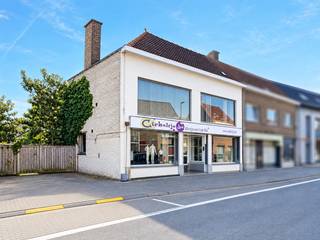 <p>VEELZIJDIGE EIGENDOM met OPEN HANDELSRUIMTE van circa 150 m² en RUIM APPARTEMENT met 4 SLAAPKAMERS, centraal gelegen in Eine! Dankzij de UITSTEKENDE VISIBILITEIT en VLOTTE VERBINDING naar de N60, Oudenaarde en Gent geniet u hier van een OPTIMALE BEREIKBAARHEID. De RUIME, OPEN HANDELSRUIMTE biedt TAL VAN MOGELIJKHEDEN voor onder meer een DANSSCHOOL, PILATESSTUDIO, PERSONAL TRAINING, KINESISTENPRAKTIJK of andere professionele activiteiten. Verder beschikt het gelijkvloers over een aparte bureauruimte, berging en toilet. Het pand is bovendien VOLLEDIG ONDERKELDERD, ideaal als EXTRA STOCKAGERUIMTE. Op de eerste verdieping bevindt zich een RUIM APPARTEMENT met lichtrijke leefruimte, ingerichte keuken, badkamer, wasplaats en 4 SLAAPKAMERS. Mits modernisering biedt deze eigendom ENORM VEEL POTENTIEEL voor wie WONEN EN WERKEN wil combineren of op zoek is naar een INTERESSANTE INVESTERING!<br /><br /><u>Sommige beelden in deze publicatie werden met behulp van artificiële intelligentie gegenereerd!</u><br /><br />Adres: Nestor de Tièrestraat 145 te Eine (Oudenaarde)<br /><br />EPC: Label C &amp; D, G-score en P-score D, (geen) renovatieverplichting van toepassing</p>